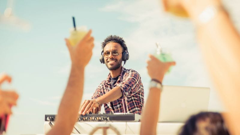 Sunday Sundowner DJ